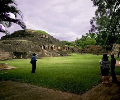 El parque arqueologico Casa Blanca es uno de los lugares más bellos con los que cuenta nuestro hermoso El Salvador, si eres un turista interesado en la cultura indígena que gobernó el país o solo deseas conocer un poco más de la historia este es un de los mejores lugares que visitar. Descubrimiento en el parque arqueologico Casa Blanca Hablando acerca de la importancia de este lugar hace algunos años se descubrió unas  esculturas de piedra talladas con antigüedad de 2000 año según los  arqueólogos salvadoreños y japoneses. Los expertos indican que se encontraron piedras tallada en el área de Chalchuapa, estas piedras en forma cabezas tienen forma de jaguar o murciélago. Esto es un descubrimiento importante por ser las únicas en Mesoamérica, las piedras están en el parque arqueológico Casa Blanca que está ubicada en Chalchuapa por lo que pues conocer sobre ellas en tu visita. Las excavaciones  fueron dirigidas por Nobuyuki Ito y Shione Shibata en una de las fincas al contorno de Chalchuapa, estos arqueólogos eran estudiantes de la universidad de Nagoya (Japón) quienes presentaron el descubrimiento está siendo exhibido en el parque arqueologico Casa Blanca. El Popol Vuh Este hallazgo podría coincidir según el arqueólogo Julio Alvarado con la leyenda el libro sagrado de los mayas “el Popol Vuh” en él se indica varios niveles entre otros “la casa del jaguar y la casa del murciélago. Con las figuras que fueron localizadas al pie de las importantes pirámides de Chalchuapa suman más de 55 las encontradas en todo El Salvador. Para encontrar esta joya se utilizó un georadar subterráneo en el trapiche de la finca de café San Antonio que está ubicado en el contorno de Chalchuapa. Esta información es bastante interesante desde el punto de vista arqueológico para nuestro país porque nos permite conocer más sobre nuestro origen y las tradiciones de los indígenas. Si quieres conocer más sobre más sitios interesantes de nuestro país puedes leer Ciudad de Alegría y la laguna de alegría.