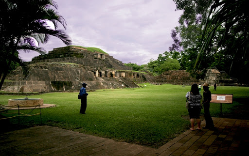 El parque arqueologico Casa Blanca es uno de los lugares más bellos con los que cuenta nuestro hermoso El Salvador, si eres un turista interesado en la cultura indígena que gobernó el país o solo deseas conocer un poco más de la historia este es un de los mejores lugares que visitar. Descubrimiento en el parque arqueologico Casa Blanca Hablando acerca de la importancia de este lugar hace algunos años se descubrió unas  esculturas de piedra talladas con antigüedad de 2000 año según los  arqueólogos salvadoreños y japoneses. Los expertos indican que se encontraron piedras tallada en el área de Chalchuapa, estas piedras en forma cabezas tienen forma de jaguar o murciélago. Esto es un descubrimiento importante por ser las únicas en Mesoamérica, las piedras están en el parque arqueológico Casa Blanca que está ubicada en Chalchuapa por lo que pues conocer sobre ellas en tu visita. Las excavaciones  fueron dirigidas por Nobuyuki Ito y Shione Shibata en una de las fincas al contorno de Chalchuapa, estos arqueólogos eran estudiantes de la universidad de Nagoya (Japón) quienes presentaron el descubrimiento está siendo exhibido en el parque arqueologico Casa Blanca. El Popol Vuh Este hallazgo podría coincidir según el arqueólogo Julio Alvarado con la leyenda el libro sagrado de los mayas “el Popol Vuh” en él se indica varios niveles entre otros “la casa del jaguar y la casa del murciélago. Con las figuras que fueron localizadas al pie de las importantes pirámides de Chalchuapa suman más de 55 las encontradas en todo El Salvador. Para encontrar esta joya se utilizó un georadar subterráneo en el trapiche de la finca de café San Antonio que está ubicado en el contorno de Chalchuapa. Esta información es bastante interesante desde el punto de vista arqueológico para nuestro país porque nos permite conocer más sobre nuestro origen y las tradiciones de los indígenas. Si quieres conocer más sobre más sitios interesantes de nuestro país puedes leer Ciudad de Alegría y la laguna de alegría.