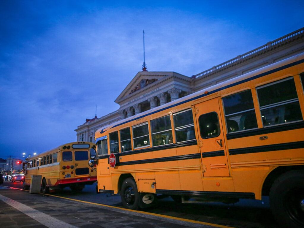 buses alegres en El Salvador